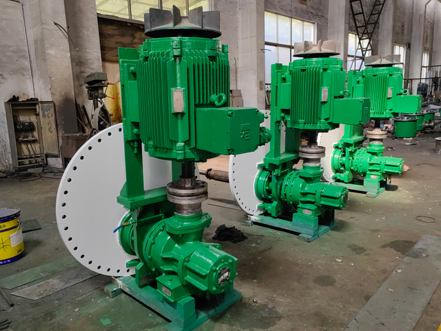 Batidora de entrada lateral que revuelve un medio pegajoso como el helado